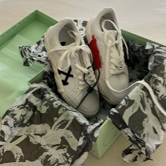 MUST SELL OFF WHITE white low vulcanized canvas black white - Picture 1 of 14